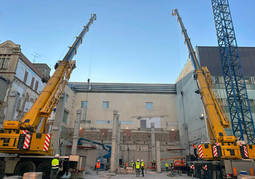 Spanish crane rental company chooses Grove for local hospital remodeling